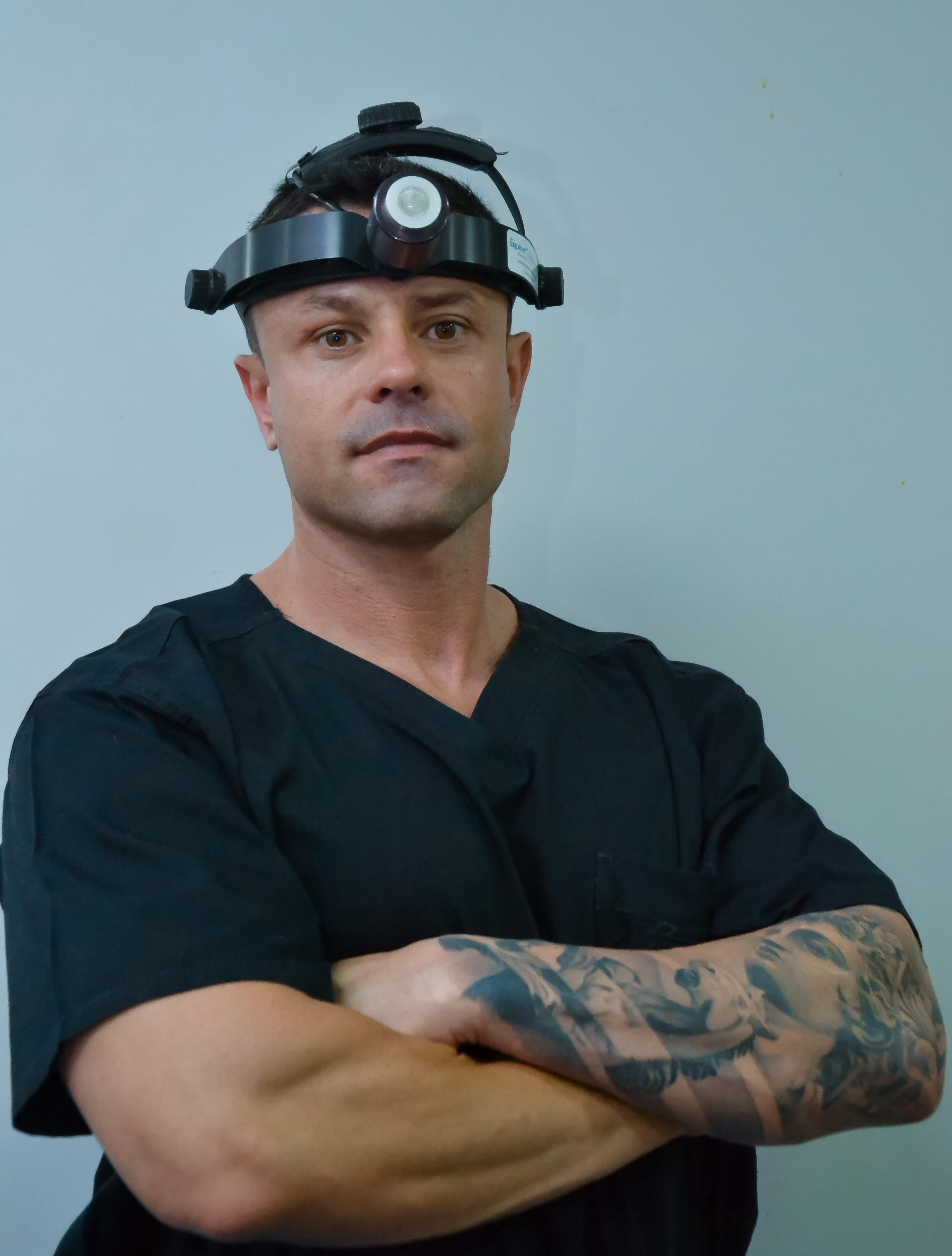 Dr. Rodrigo em procedimento cirúrgico